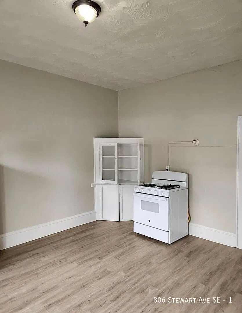 2 Bedroom 1 Bath coming Available! — Photo 2