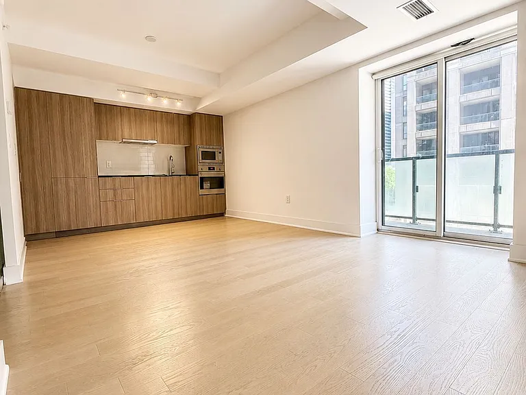 955 Bay St #412 — Photo 9