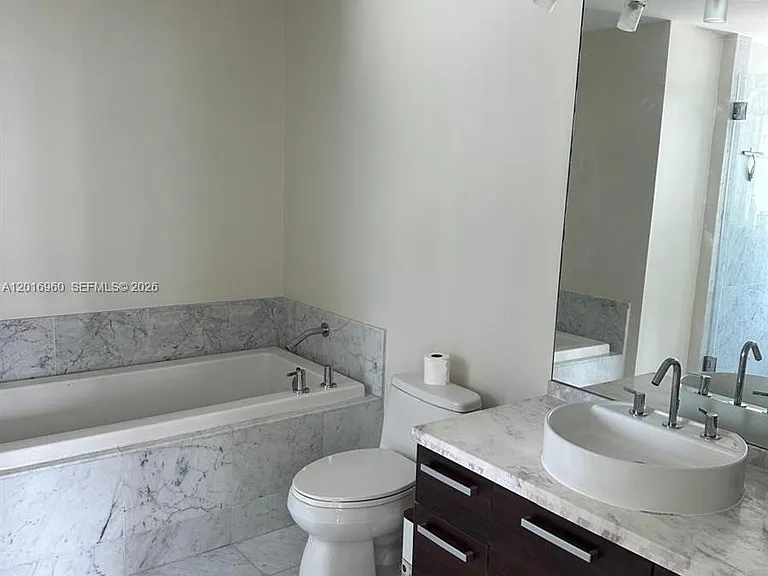 253 NE 2nd St #1402 — Photo 14