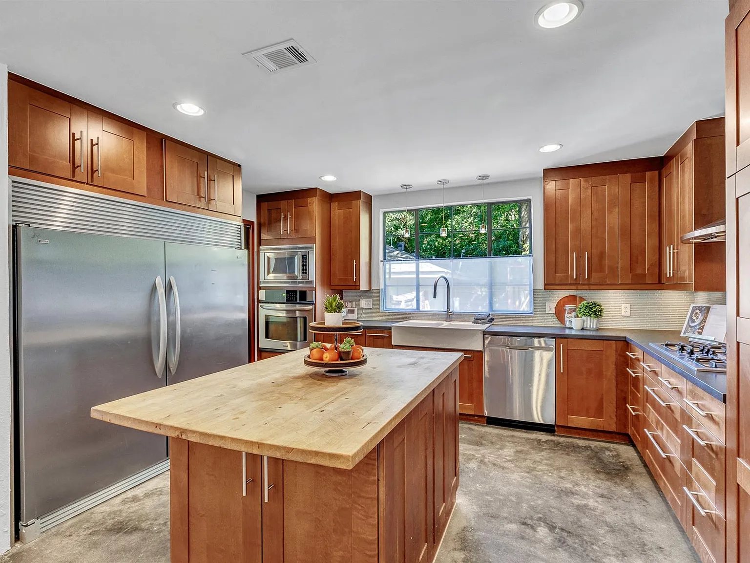 3 bed, 2.0 bath, 1719 sqft, $3,995 — Photo 4