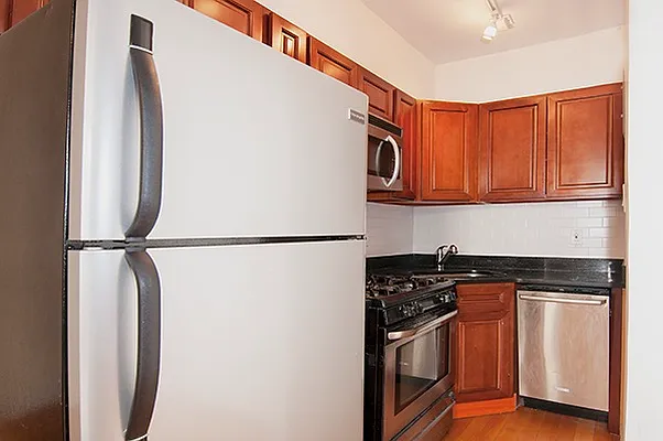 Rented by Perry Associates NYC Inc | media 22