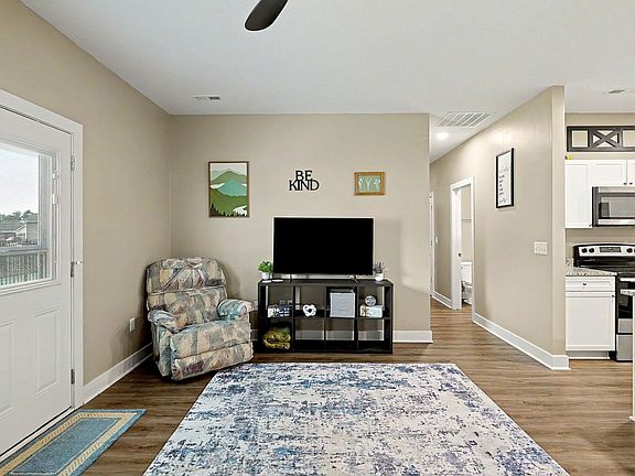 4th image of 5227-5229 N Cypress St