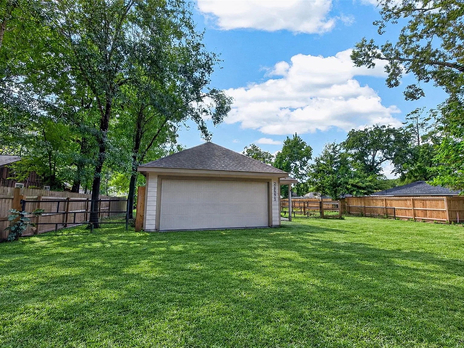 3 bed, 2.0 bath, 1477 sqft, $1,695 — Photo 2