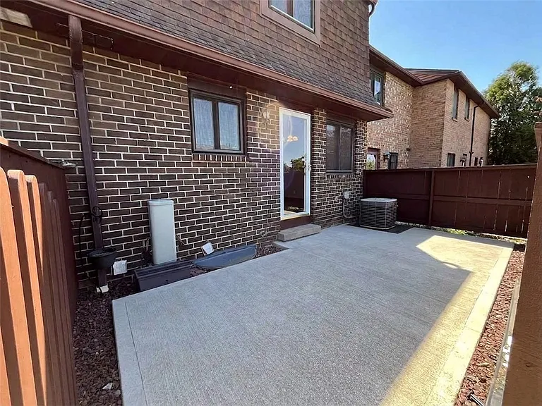 168 Surrey Hill Way — Photo 2