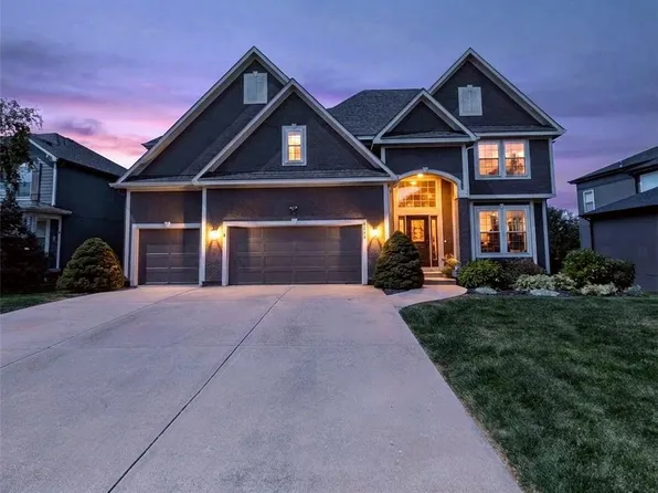 5514 Hilltop Dr, Shawnee, KS 66226