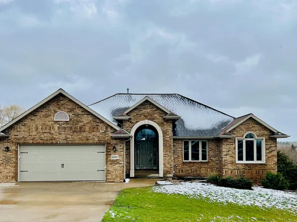 14230 Augusta Ct, Dubuque, IA 52002