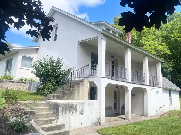1690 Old Stage Rd, Decorah, IA 52101