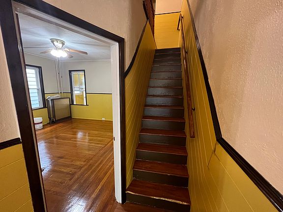 Entrance and up to the bedroom's