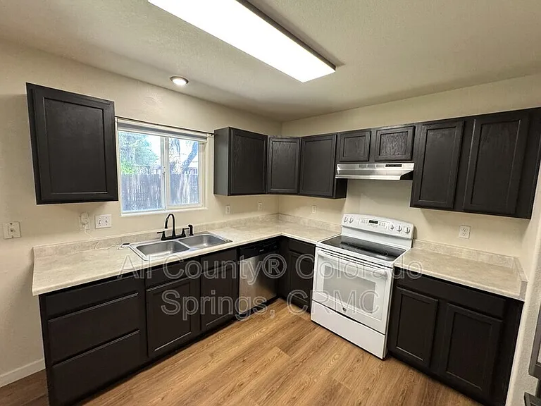 235 Ellers Grv — Photo 6