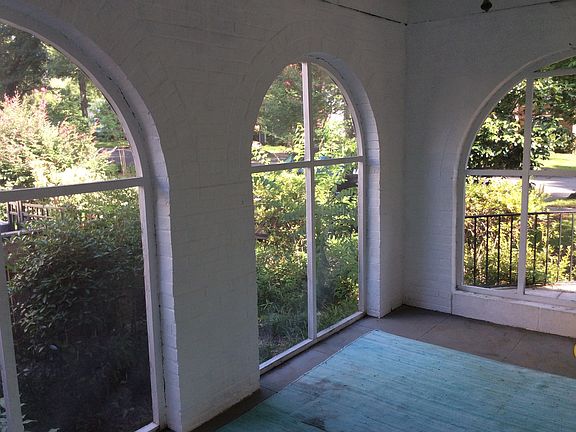 Screen porch off living rm