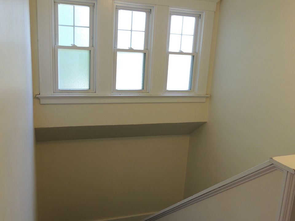Landing to 3rd floor