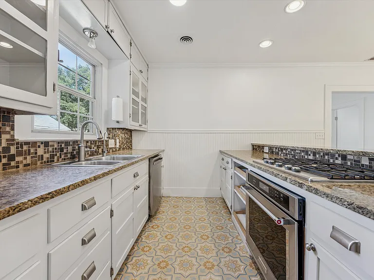 3300 Harris Park Ave — Photo 7