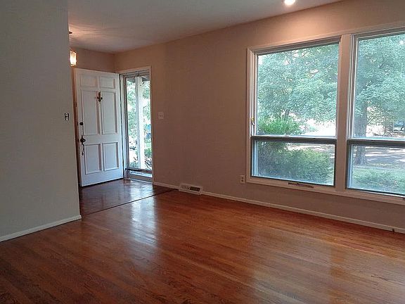 4th image of 5515 W 87th Ter