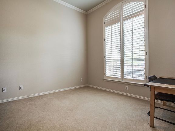 3rd image of 938 Crestmoor Dr