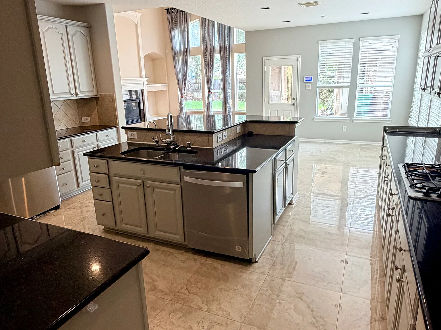 5 bed, 4.5 bath, 4025 sqft, $3,700 — Photo 2