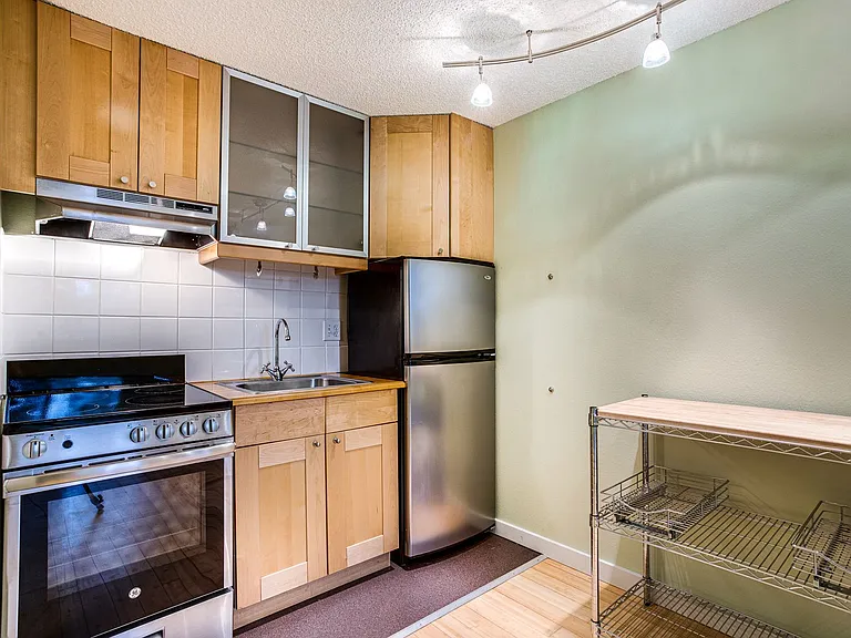 11 SW Curry St — Photo 2