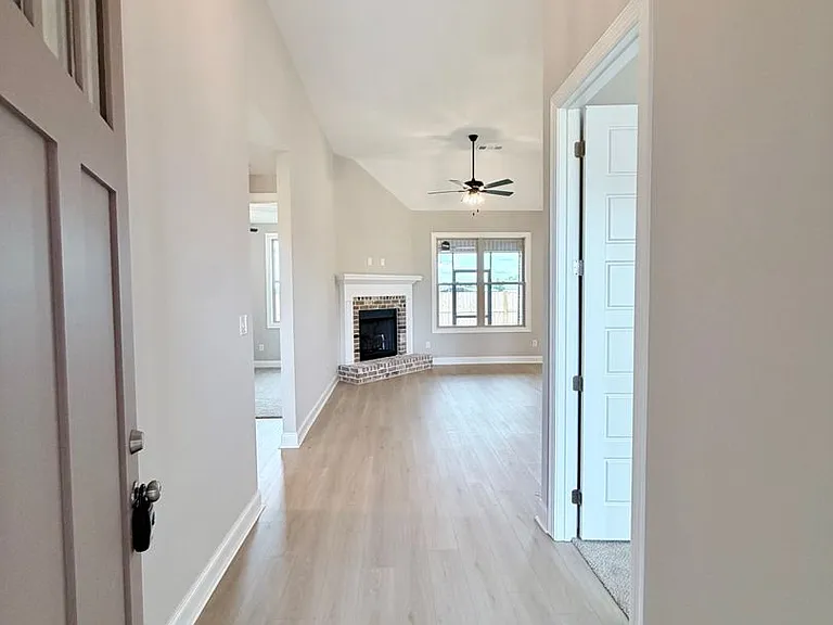 204 Farmland Cir — Photo 3