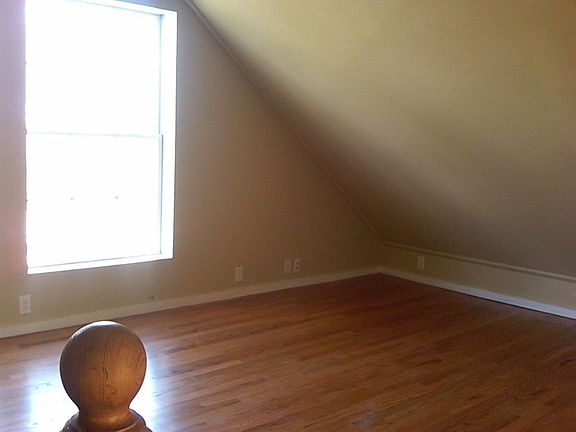 MS Vaulted ceilings and hardwood floors