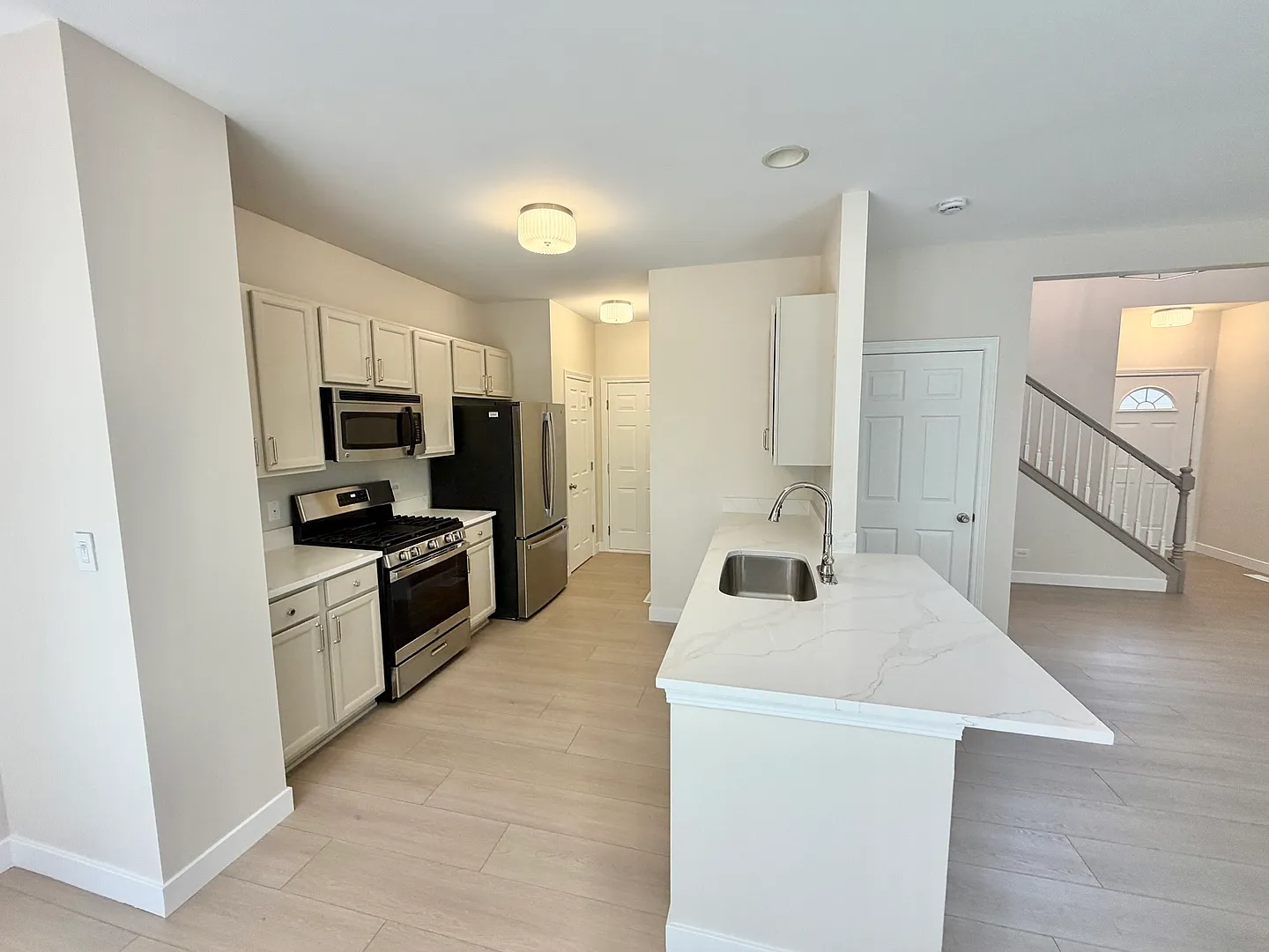 3 bed, 2.5 bath, 1600 sqft, $3,000 — Photo 3