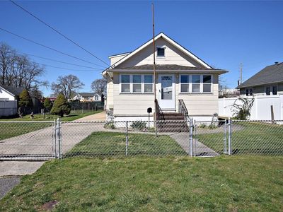 25 Pine Street, Copiague, NY, 11726