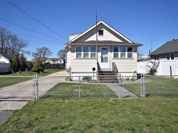 25 Pine Street, Copiague, NY 11726