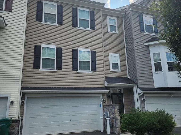 123 Lorraine Dr — Photo 1
