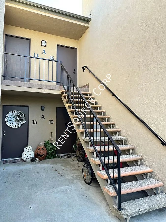 3 Bed, 2 Bath Upper Unit Condo Located in Valencia Lakeshore Community — Photo 3