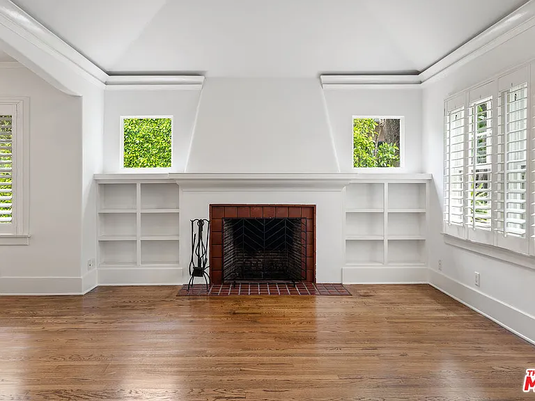 521 Westbourne Dr — Photo 3