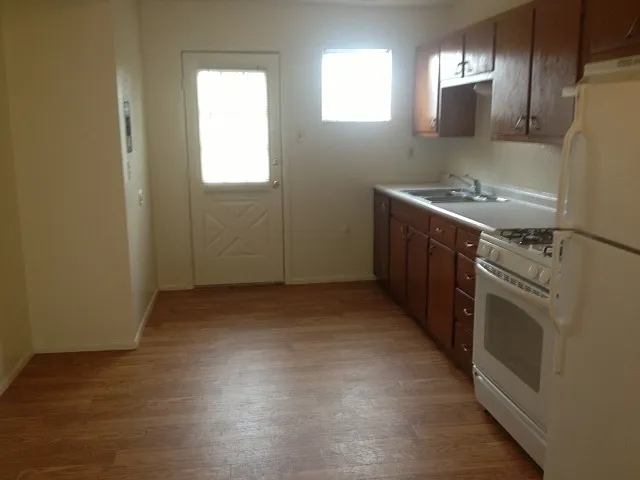 Quiet 2-Bedroom Units with Private Backyard — Photo 3