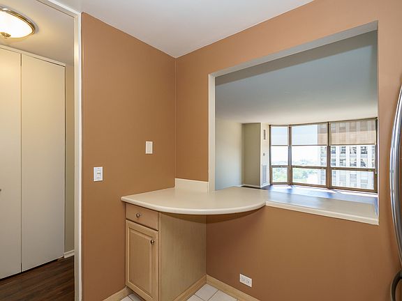 5th image of 2650 N Lakeview Ave APT 2206