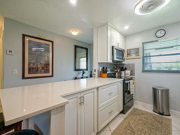 5th image of 400 SW GOLFVIEW Terrace #115