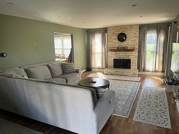 3rd image of 226 Stanyon Ln