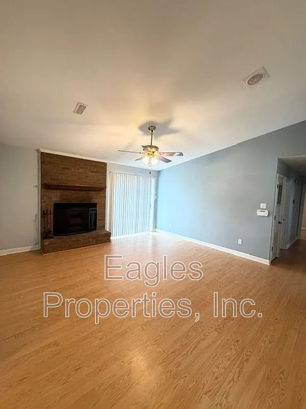 3 bed, 2.0 bath, $1,600 — Photo 2