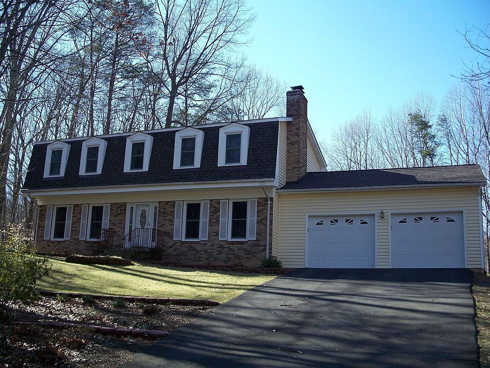 Lovely updated home on 2.66 acres in Manassas VA
