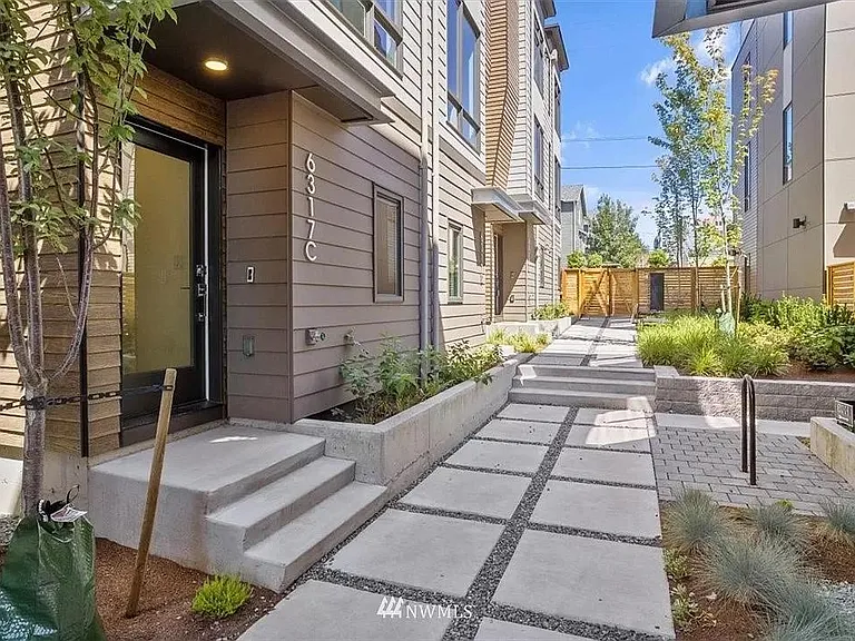 6317 9th Ave NE — Photo 2