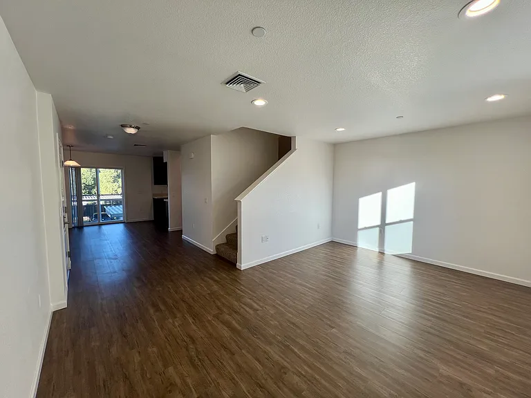 Esposti Park Apartments — Photo 24