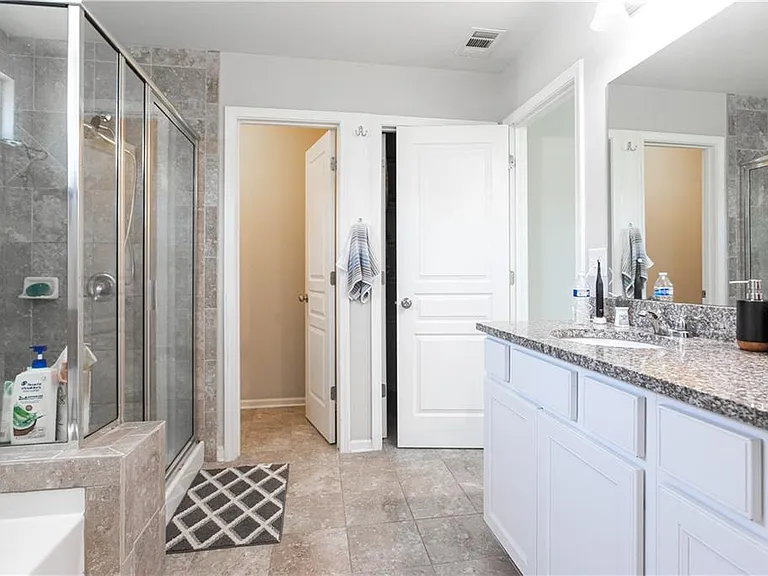 302 Pebblestone Ln — Photo 28