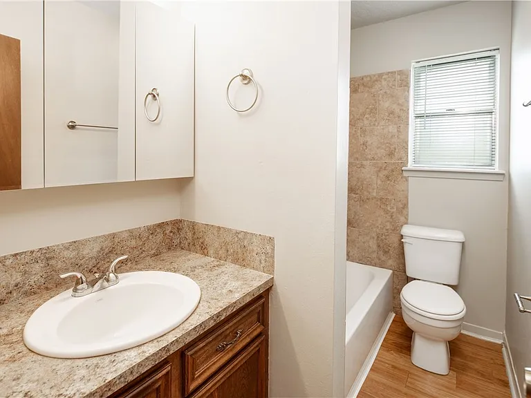 904 Holleman Dr — Photo 18