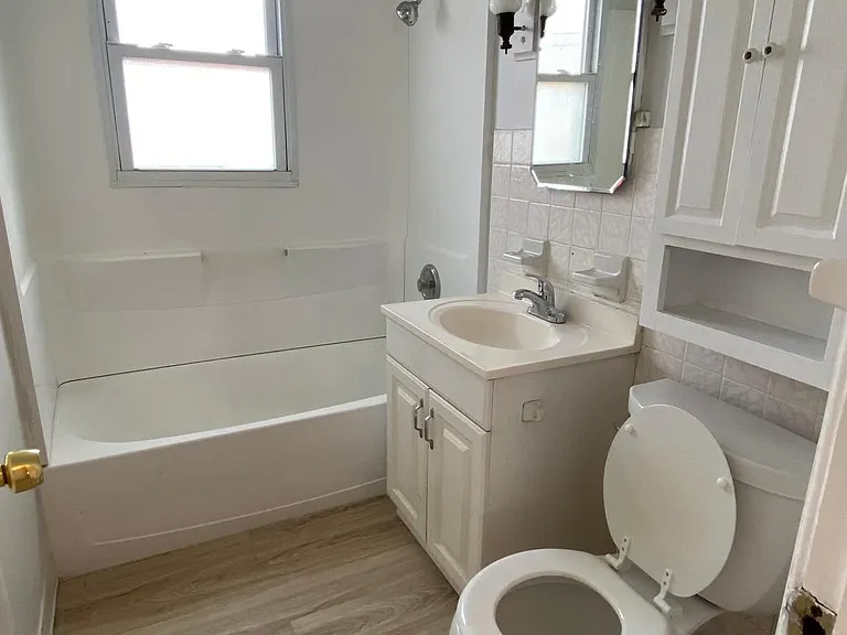 27050 Drakefield Ave — Photo 10