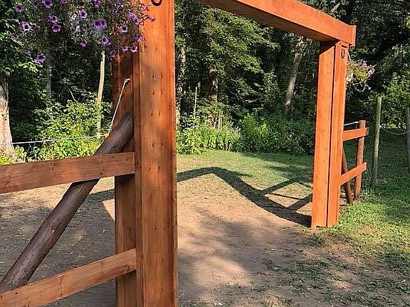 Enters way to wooded area