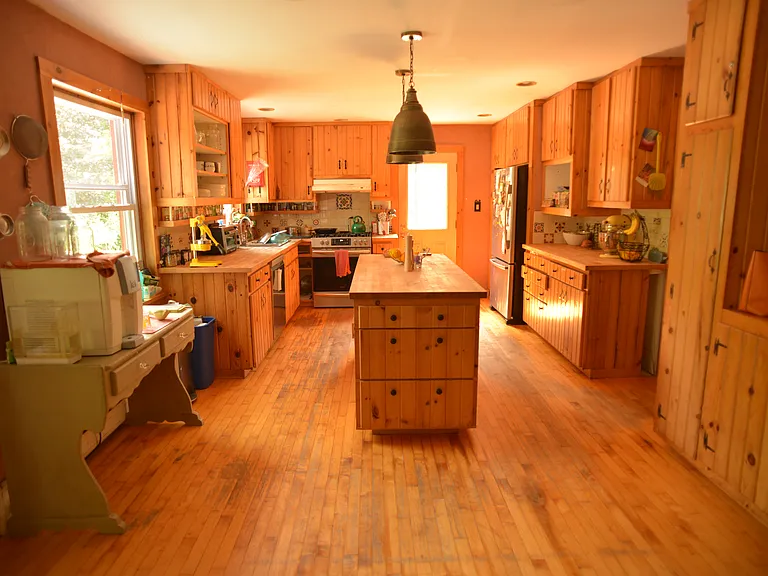 404 E Miller Rd — Photo 3