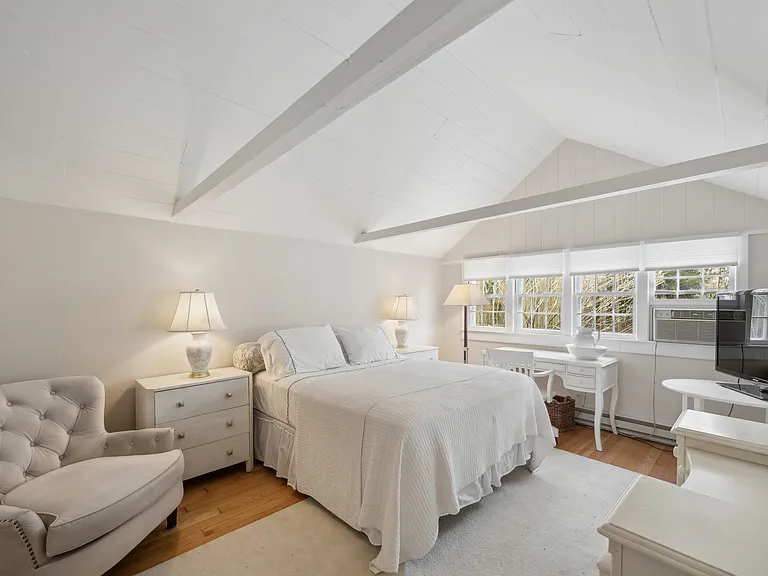 31 Wainscott Stone Rd — Photo 9