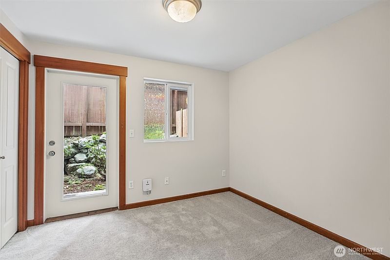 5th image of 920 SW Holden Street #B