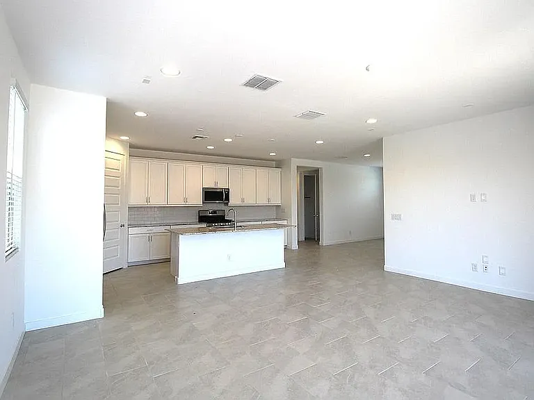 4427 N 94th Dr — Photo 27