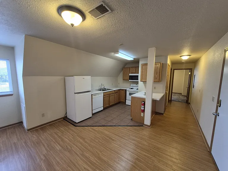 1021 S Mission Rd — Photo 3