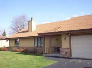 3840 S Sunny Ridge Ln, New Berlin, WI 53151