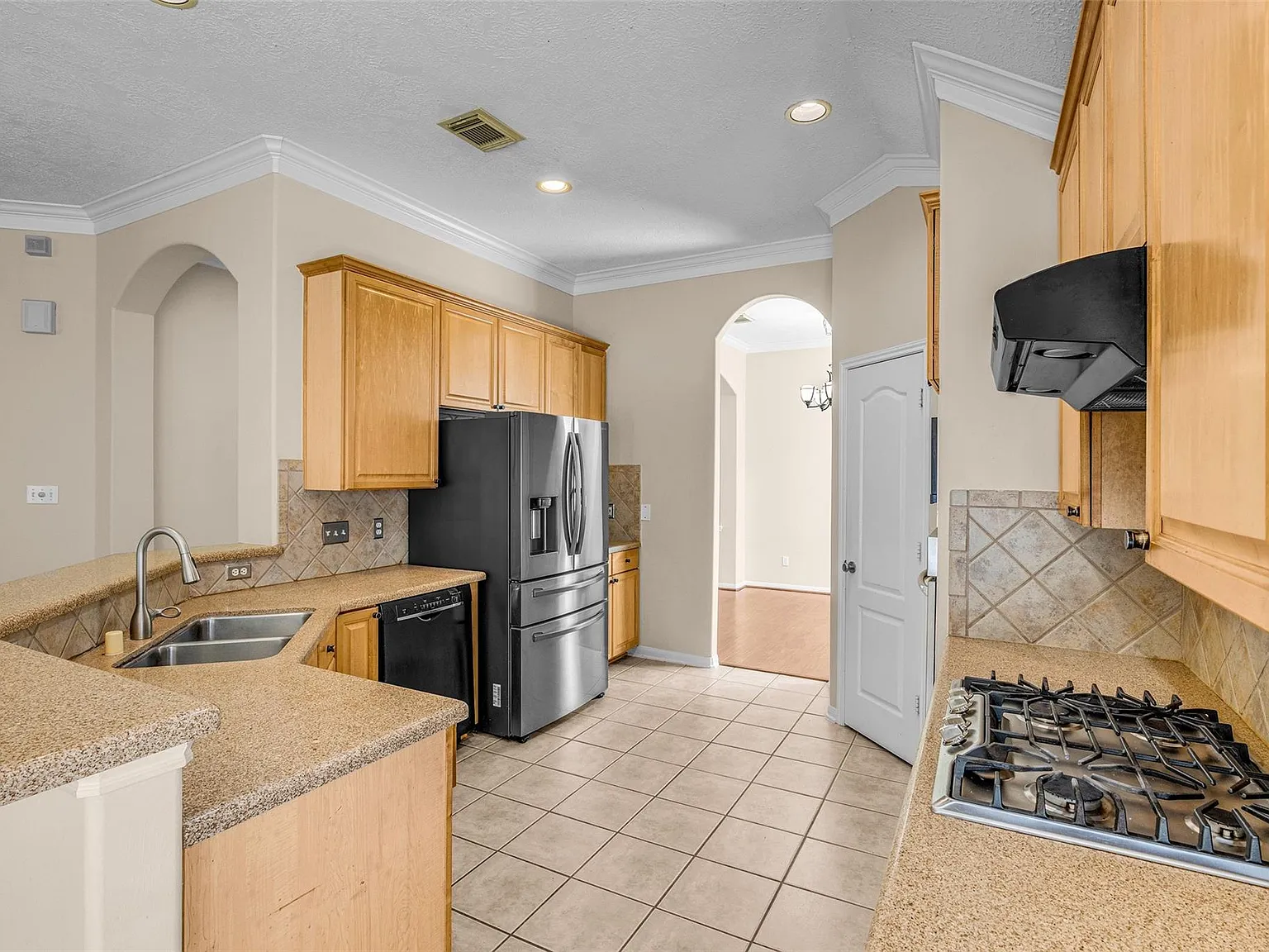 3 bed, 2.0 bath, 2261 sqft, $3,000 — Photo 3