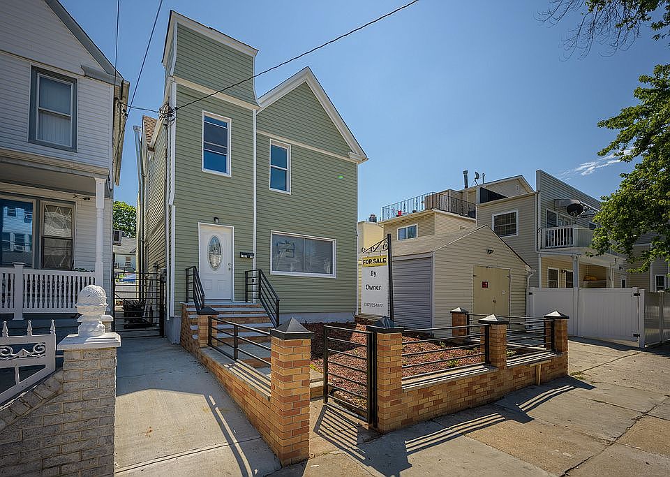 1st image of 9407 106th St