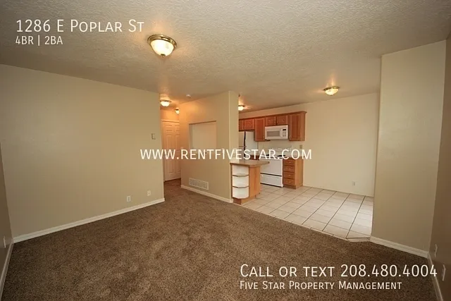 Spacious 4 Bedroom Townhome with Single Car Garage! — Photo 4