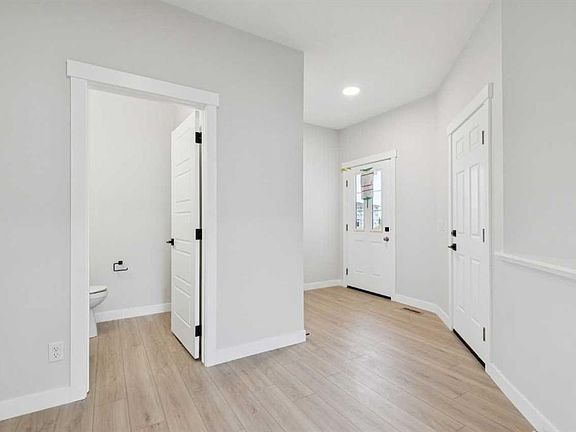 5th image of 271 SW Bridgeport Cir